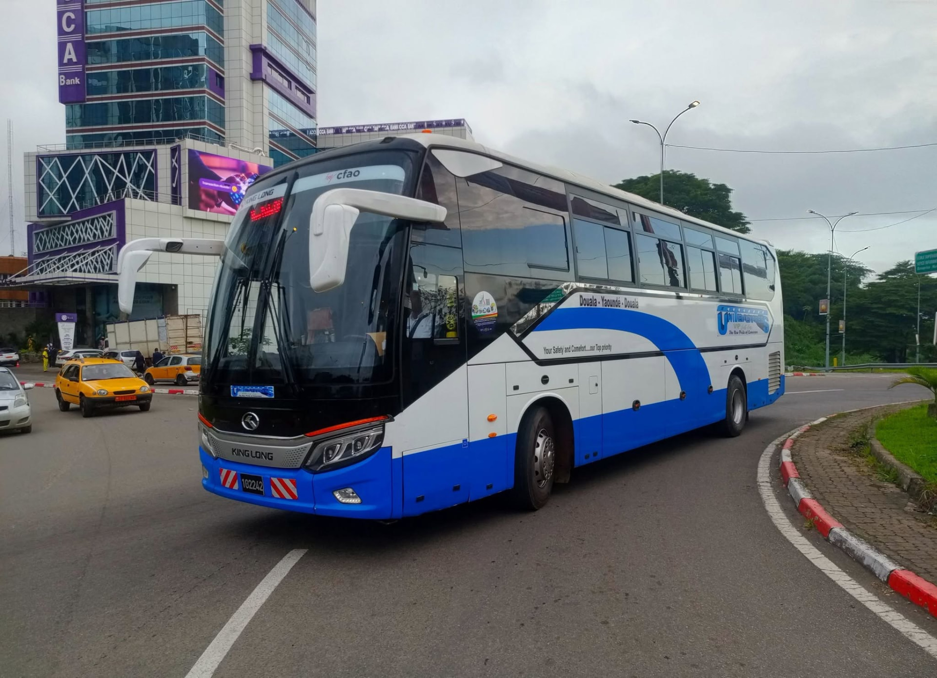 Bus VIP UNITED EXPRESS en circulation à Douala